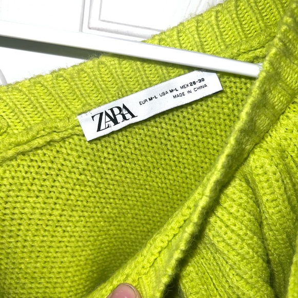 Like New ZARA RUFFLED KNIT SWEATER V - NECK
Fluorescent lime M-L - Picture 3 of 7
